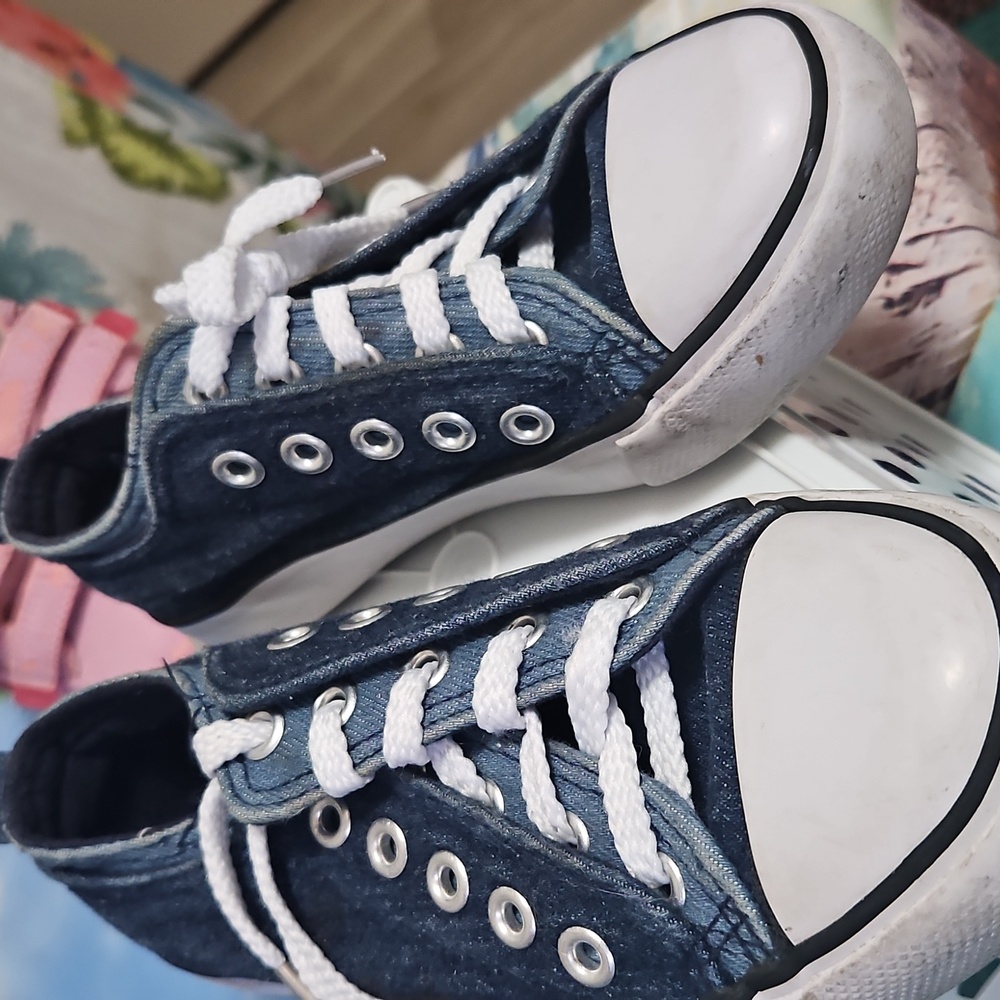Twisted sneaker converse looking sneaker 11 navy new laces, in great sha…